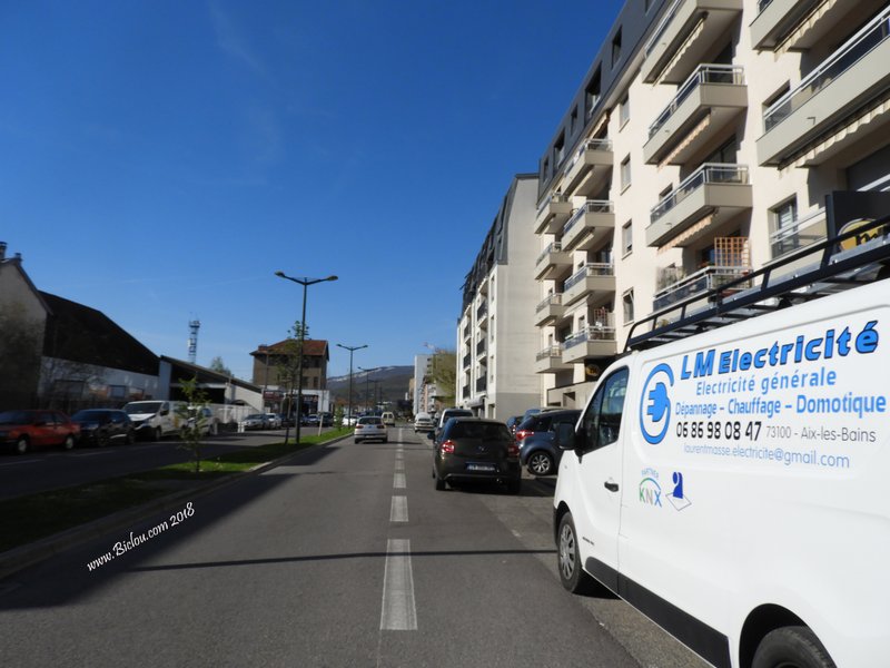 Les bandes cyclables sont bien utiles pour se garer en effet ..