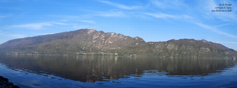 La montagne du chat se reflète dans les eaux du lac du Bourget (Aix les Bains)