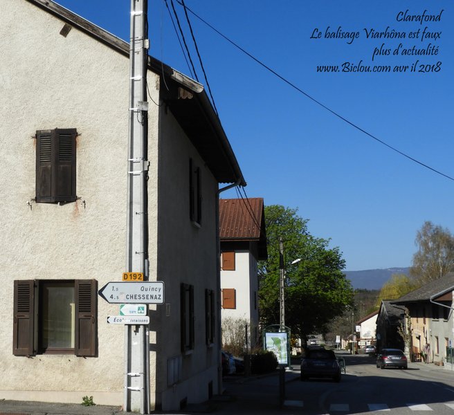 Balisage ViaRhôna obsolète à Arcine Clarafond en 2018 .. 
