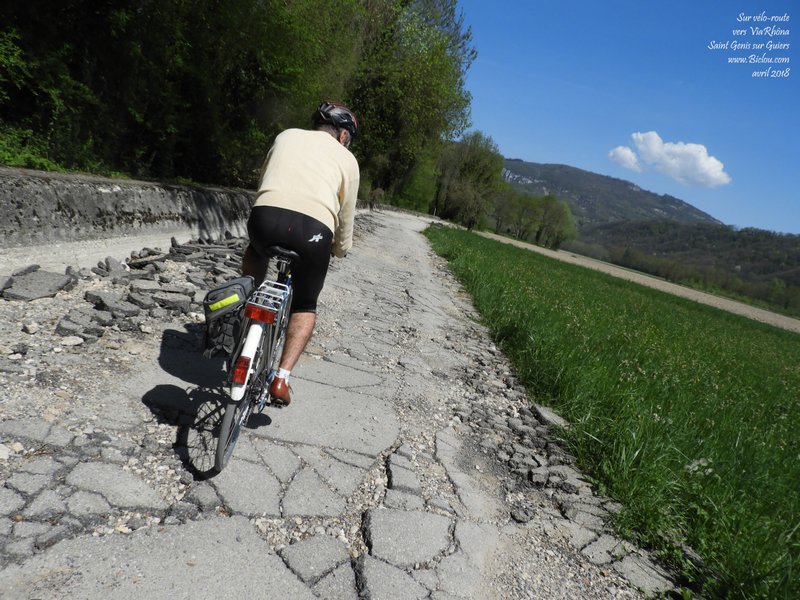 secteur mal pavé le long du Rhône à saint Genix