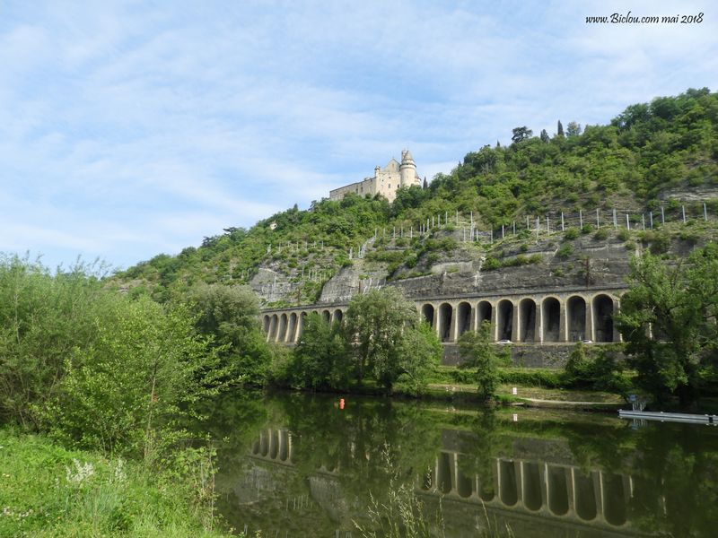 La véloroute du Lot après Cahors, nous promène au bord du fleuve