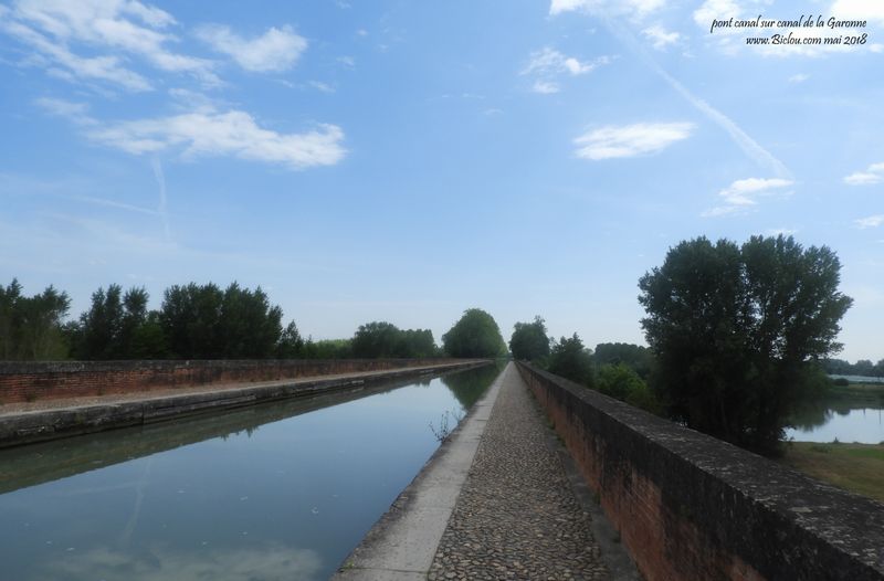 Pont canal sur le canal de la Garonne, serrez à droite et les F..