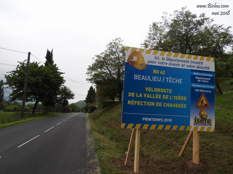 Quand la D 42 est réparée par les fonds du Budget Véloroute V 63 en Isère