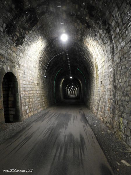 Un des tunnels qui ponctuent la voie verte du Haut-Languedoc