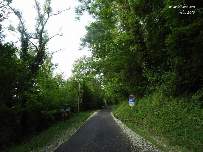 Un panneau partageons la route : si cela peut calmer les fous .. 