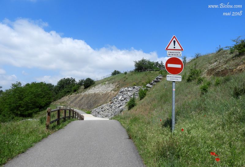 La voie verte V 63 après Romans , attention au gué ..