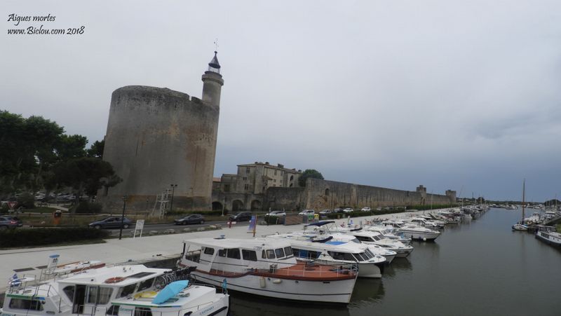 Aigues Mortes : la fameuse tour de Constance les remparts et le canal .. on a tout ..