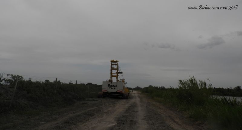 Engin de chantier sur ViaRhôna entre Gallician et Aigues mortes