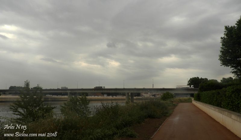 Arrivée à Arles, par les bords du Rhône