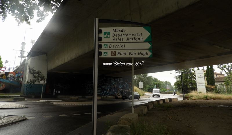 Arles, sous le pont de la RN 113, balisage vélos, mais pas ViaRhôna !
