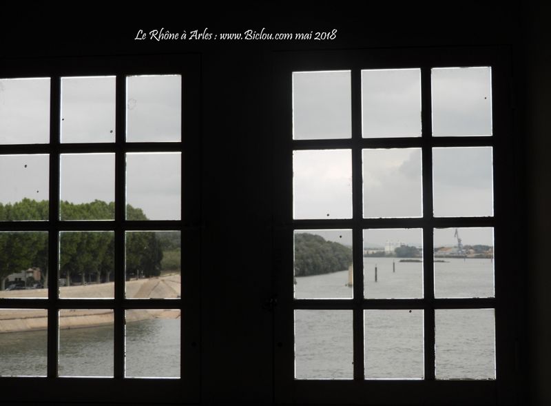 Le Rhône à Arles vu depuis le musée Riattu