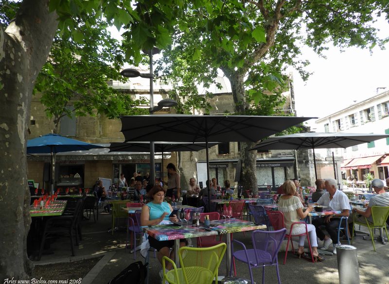 Hello, bien que je sois sur une Belle table à Arles et je m'ennuie je te message ..