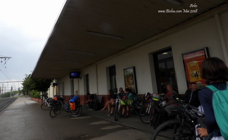 Sur le quai de la gare de Arles , ya des bicyclettes