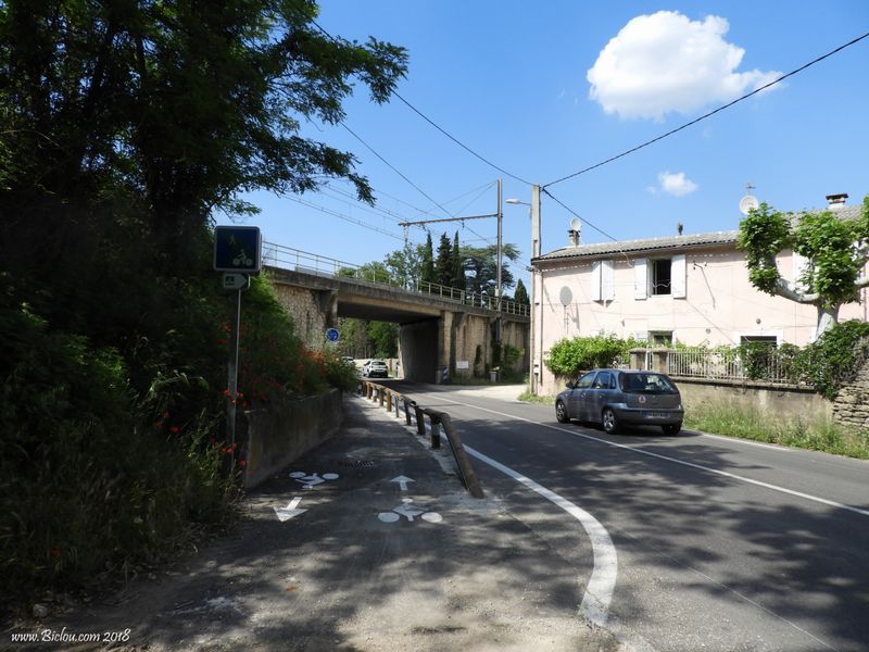 Remoulins : drôle de voie verte se terminant en queue de poisson .. du gardon bine entendu ..