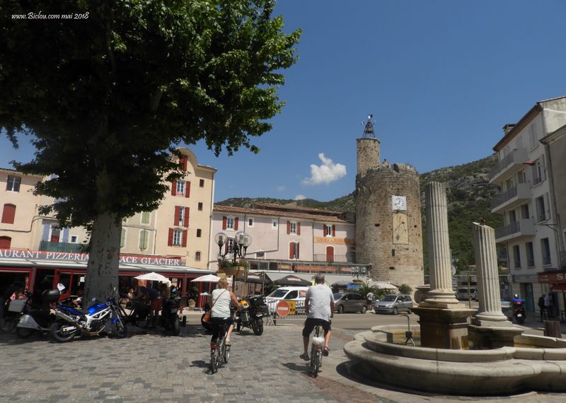 Anduze , portes des Cévennes : la tour de l'horloge