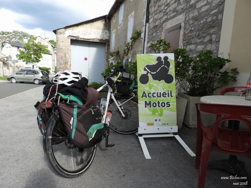 Accueil motos au Pompidou avant une grosse bose vers le Causse : et les vélos ?