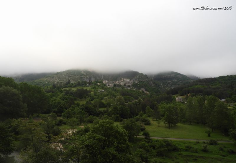 Village accroché à la montagne, sur la route du Causse à Florac