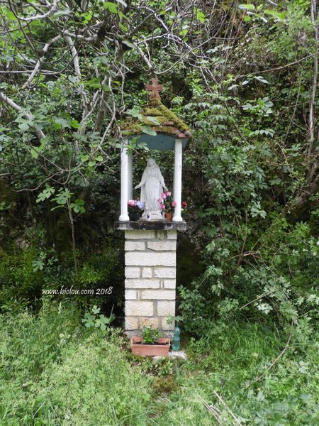 Marie, veille sur les pélerins et les randoneurs ici en bord de route
