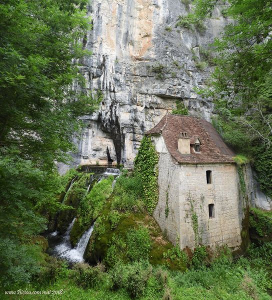 Ancien moulin accroché à la falaise , en rive du Lot