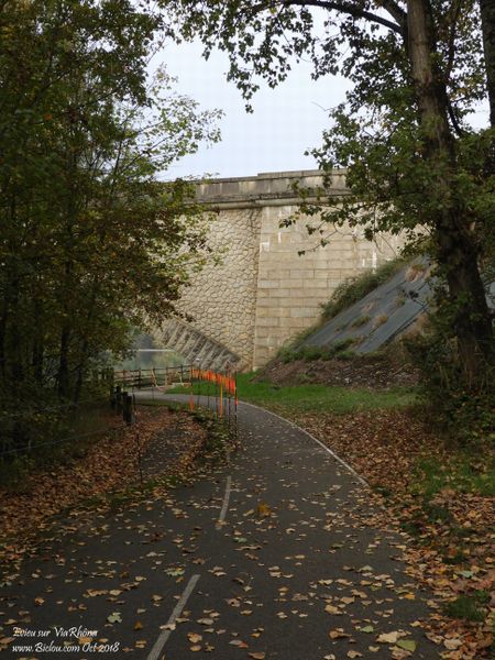 ViaRhôna : Haut Rhône , Evieu, la chaussée se consumme tranquillement 