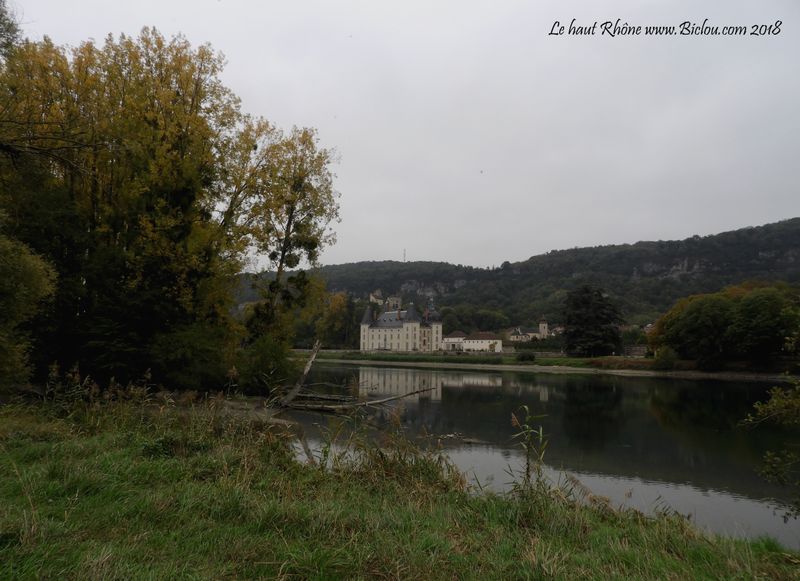 Château de Verthrieu, au bord du haute Rhône vu de ViaRhôna