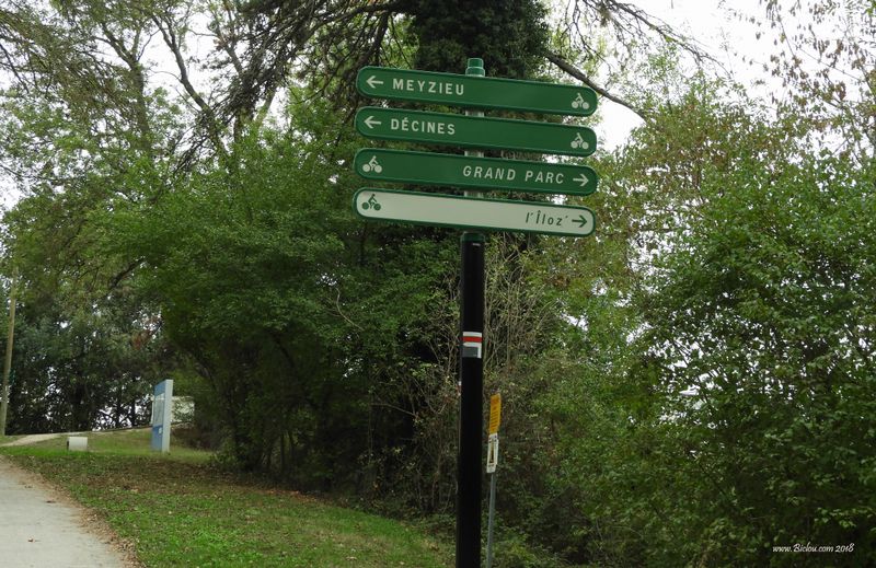 Le long canal de Jonage : Viarhôna à droite, nous, nous irons au plus court cad dritto..