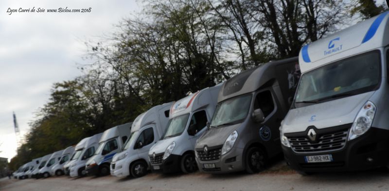 Beaux camping cars à cheveaux à Hippodrome Carré de Soie de Lyon