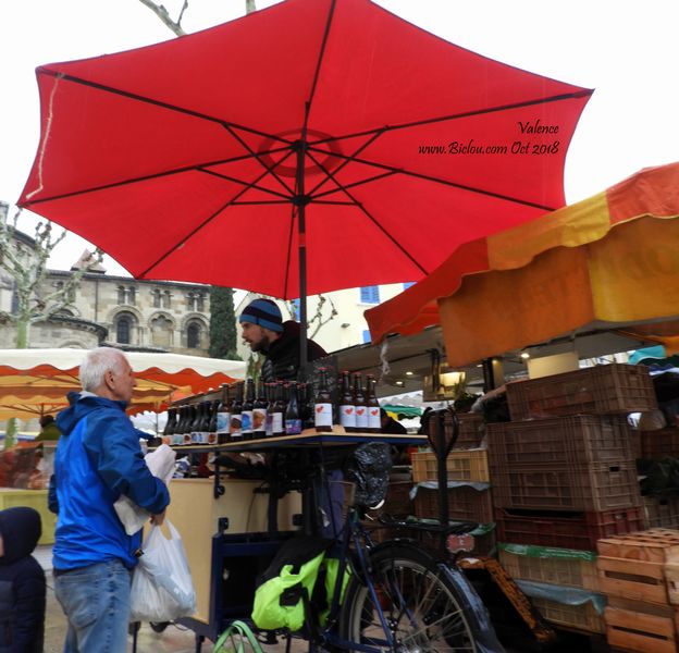 Le marché de Valence, avec sa bicyclette, comme véhicule de marchandises
