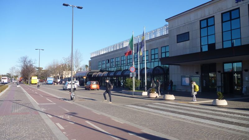 Piste cyclable devant la gare de Verone