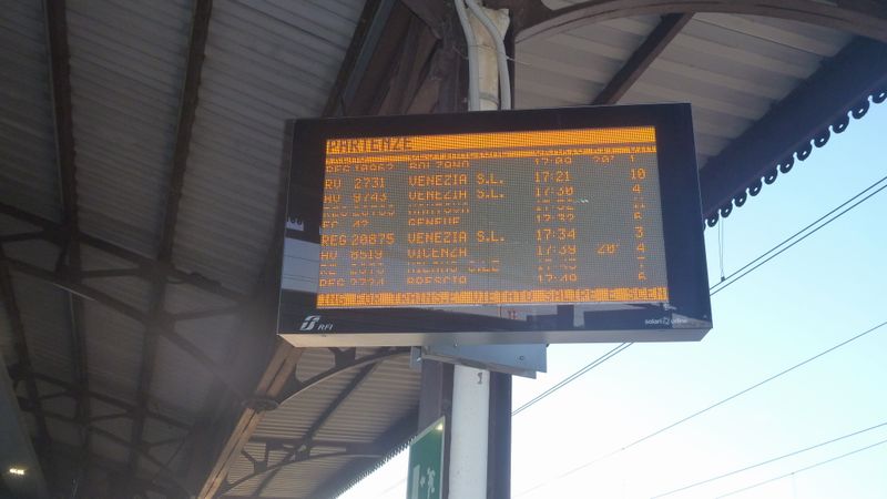 Treni in attesa à Verona