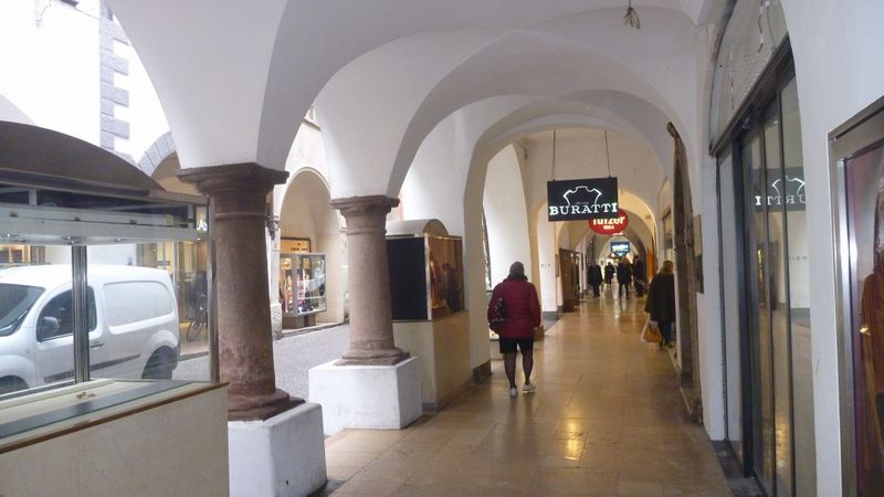 Les rues commercantes de Bolzano sont chics