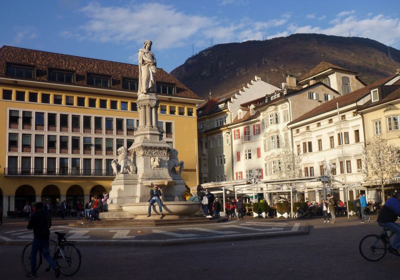 Piazza walther di Bolzano ; statue de .. 