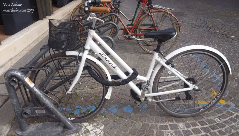 Système astucieux d'attache de vélos à Verone