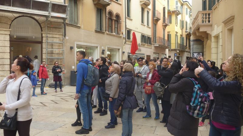 La foule en délire sous le balcon de Juliette