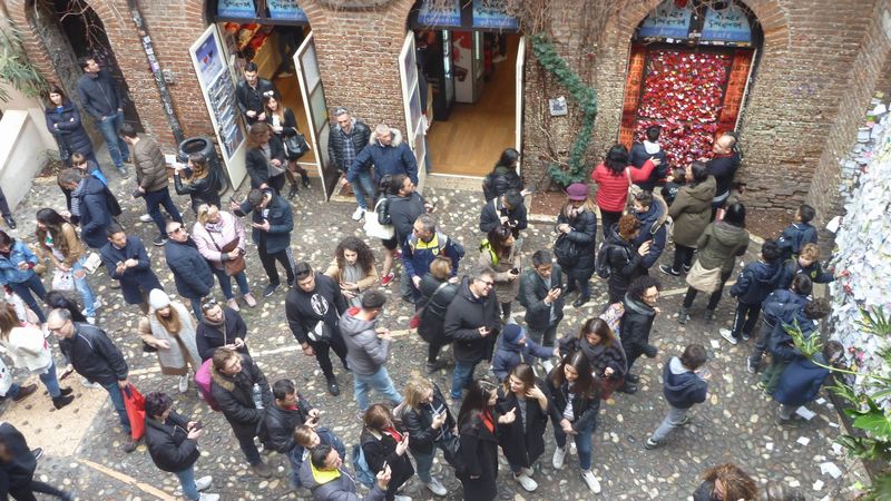 Zont trouvé le truc pour attirer la foule ces veronesi , et la foule en délire joue le jeu .. 