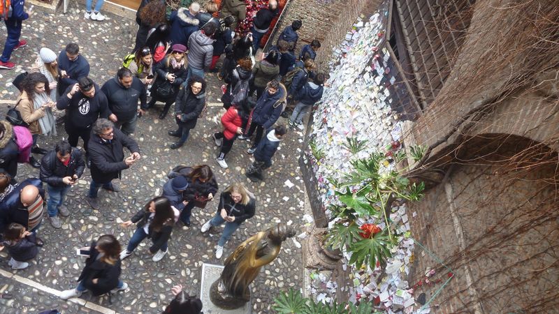 La foule se presse pour déposer ses billets doux sur le mur de Juliette