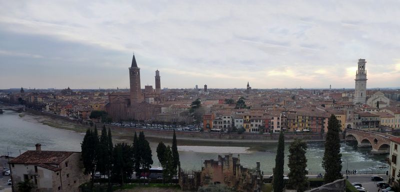 Verone vue des hauteurs (l'Adige marque la ville historique)