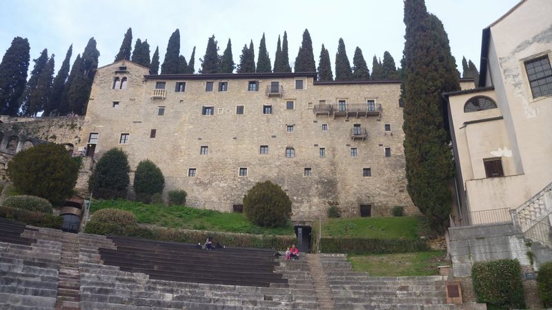 Verone : Visite du Castel san Pietro et theatre antique. 