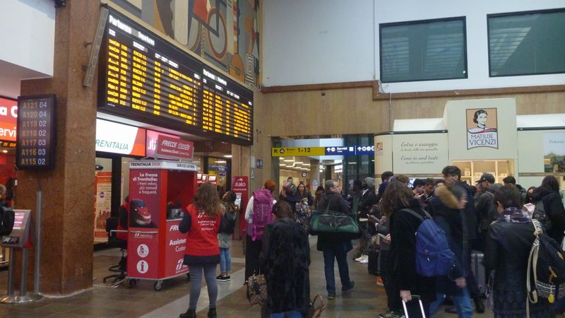 La foule se presse à la stazione di Verona