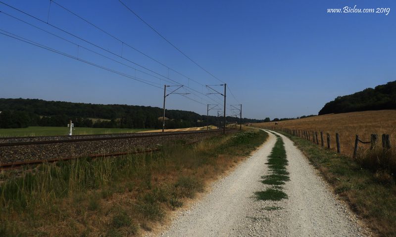 Le parcours Meuse à vélo, longe le chemin de fer, ici sur des cailloux