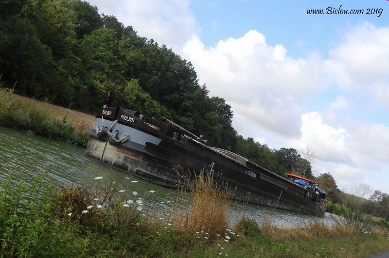 Péniche sur le canal de la Marne