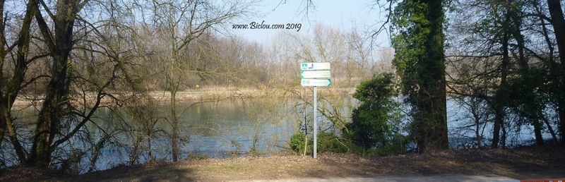 On retrouve ViaRhôna le long du canal de Jonage, juste après Jons
