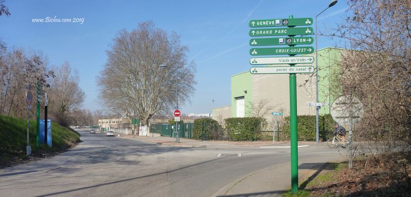 Balisage Viarhôna, à la croix de Luizet (Lyon)