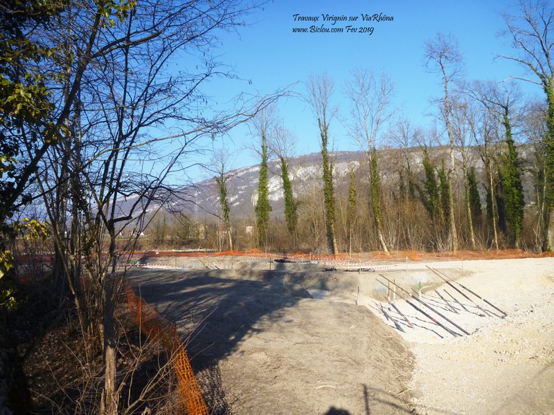 Virignin, pose des piles du pont passerelle