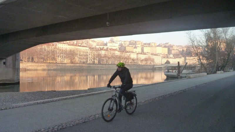 Cycliste : Sous le pont Morand de Lyon, la croix Rousse en filigranne, ViaRhôna