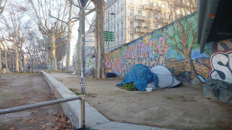 Dormir Sous les ponts de Lyon, mais pour eux ce n'est pas momentané ou par plaisir