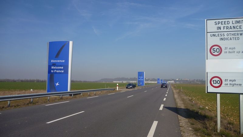 Sortir de l'aeroport de Satolas à bicyclette est certes possible, mais en serrant les fesses sur les 1ers hectomètres.