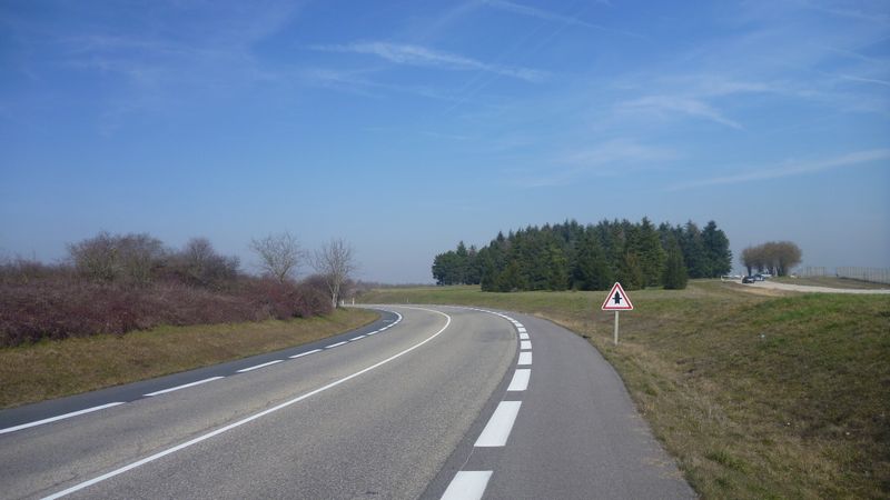 Bandelettes cyclables à la sortir de Satolas 