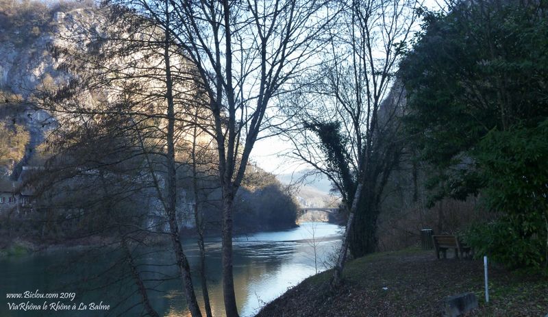 Le Rhône se faufile dans la percée de La Balme
