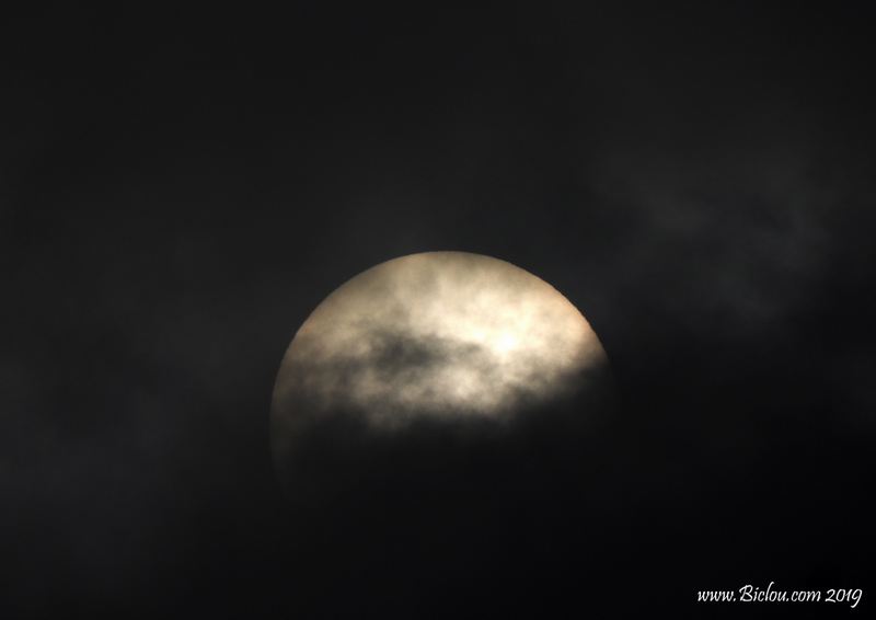 Le soleil joue à cache cache, aidé par la Brume de l'hiver 2018-2019